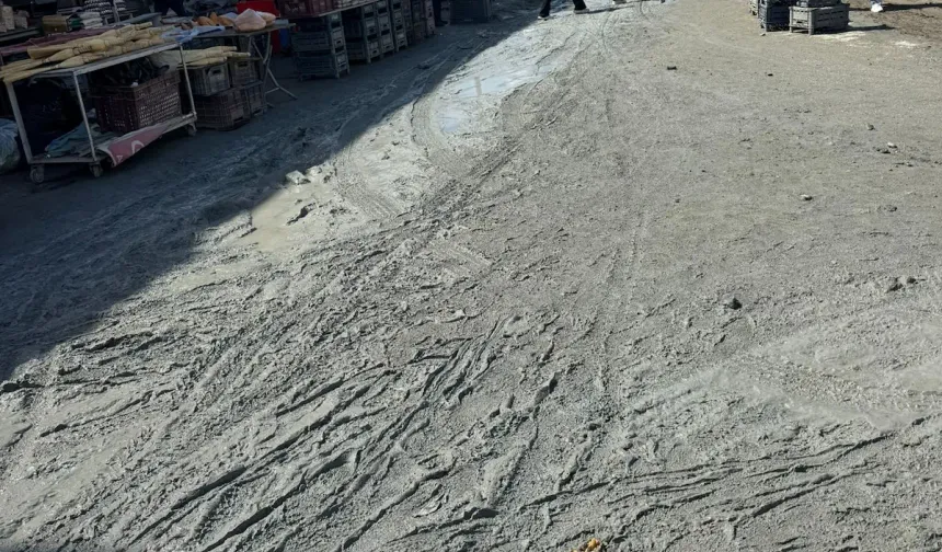 Akşam Pazarı Yine Bataklık İçinde: Giderilemeyen Soruna Tepkiler Sürüyor!