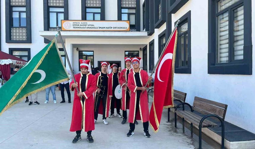 Alanya'da 5 ülkeden 97 öğrenci mehter marşlarıyla karşılandı