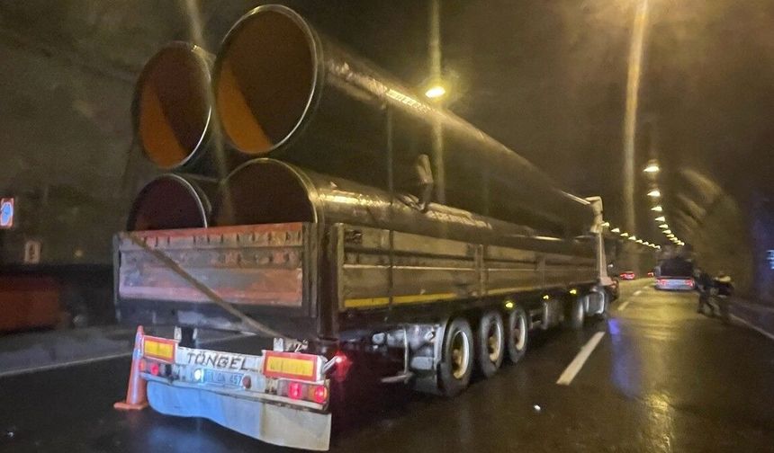 Bolu Dağı Tüneli'nde tırın arızalanan otomobile çarpması sonucu 5 kişi yaralandı