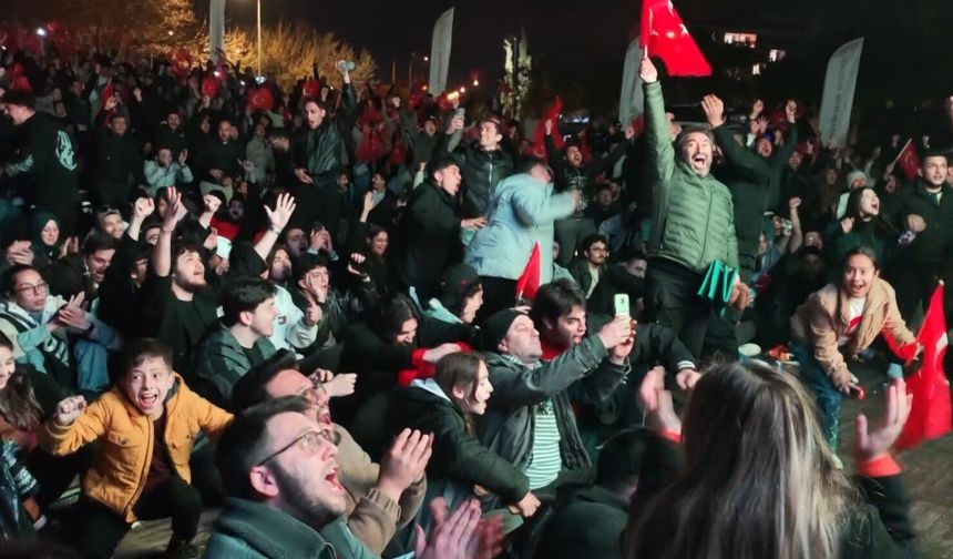 Dev ekrandaki bitiş düdüğüyle Antalya'da bayram havası esti