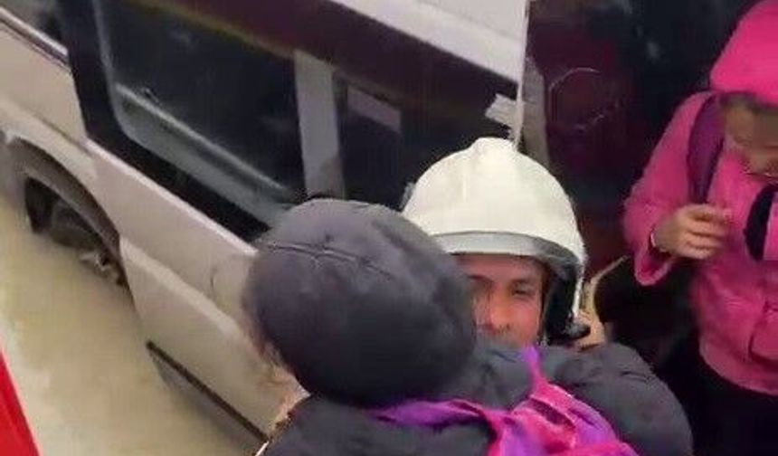 Hatay'da Göle Dönen Yolda Mahsur Kalan Öğrencileri İtfaiye Kurtardı
