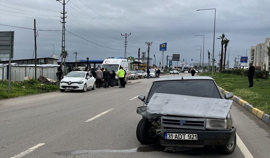 Hatay'da 2 otomobilin çarpışması sonucu 1 kişi yaralandı