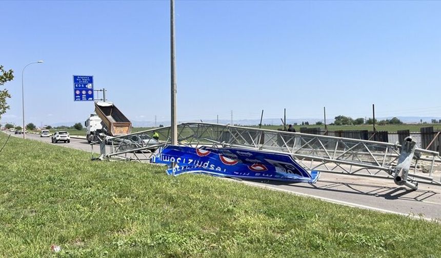 Hatay'da damperi açık kalan kamyon EDS direğine çarptı