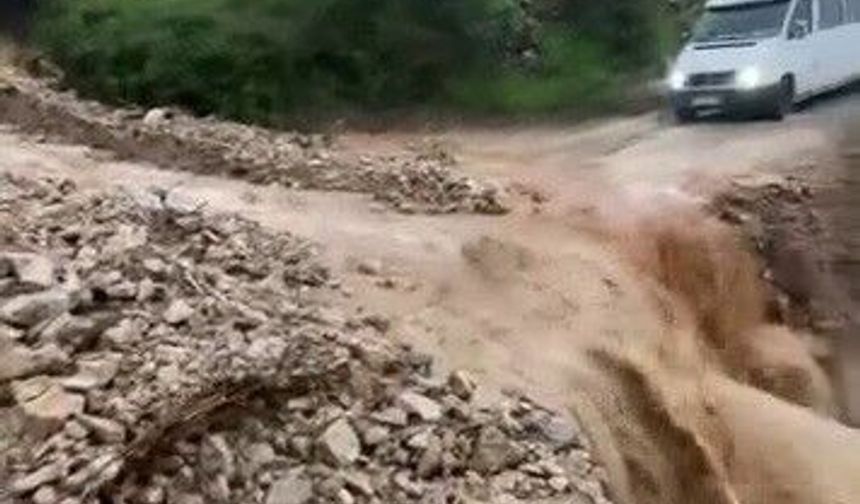 Hatay'da Heyelan: Yol Ulaşıma Kapandı