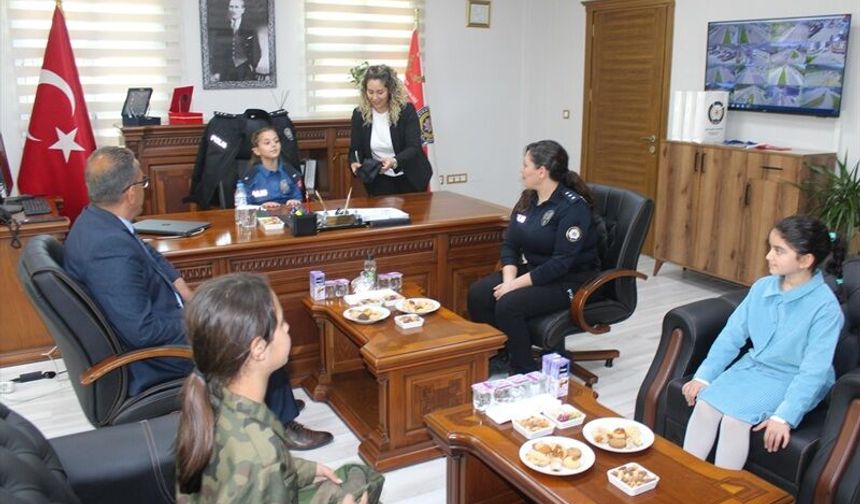 Hatay'da İlçe Emniyet Müdürleri koltuklarını çocuklara devretti