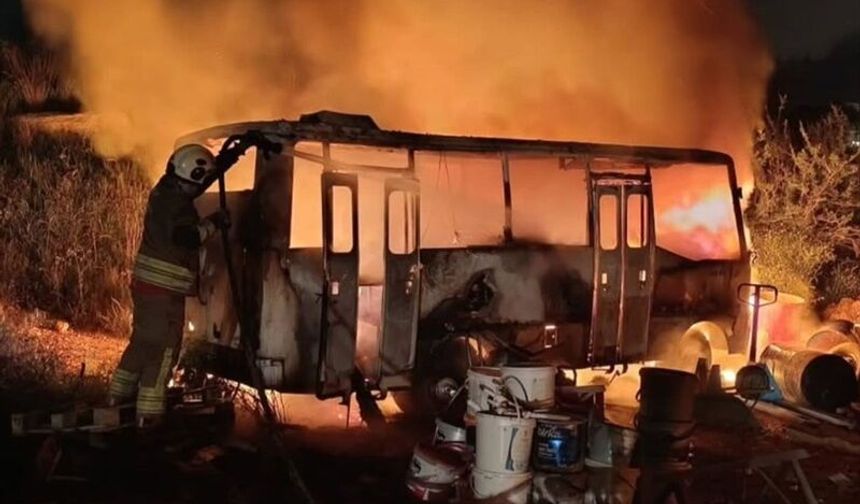 Hatay'da otobüs ve konteynerdeki yangın hasara neden oldu