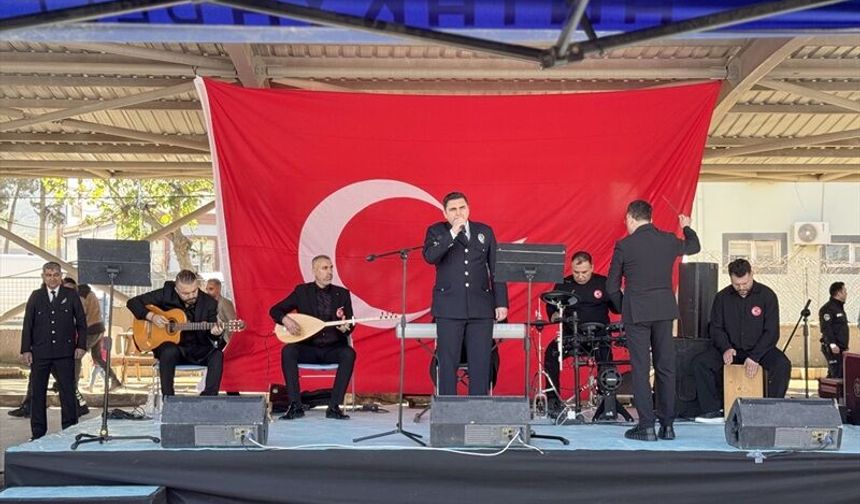 Üniformanın Ardındaki Ezgiler: Hataylı Polisler Sahneye Çıktı, Gönülleri Fethetti