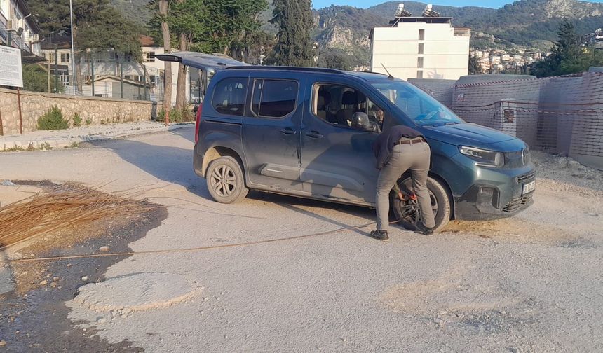 KURTULUŞ CADDESİ’NDE İNŞAAT İHMALİ: ARAÇLARIN ALTINA DEMİR SAPLANIYOR!