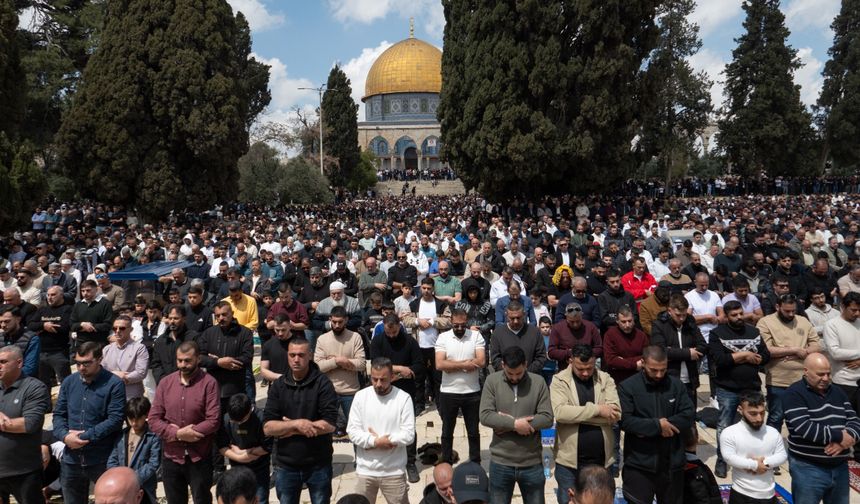 Mescid-i Aksa'da On Binlerce Müslüman Cuma Namazında Saf Tuttu
