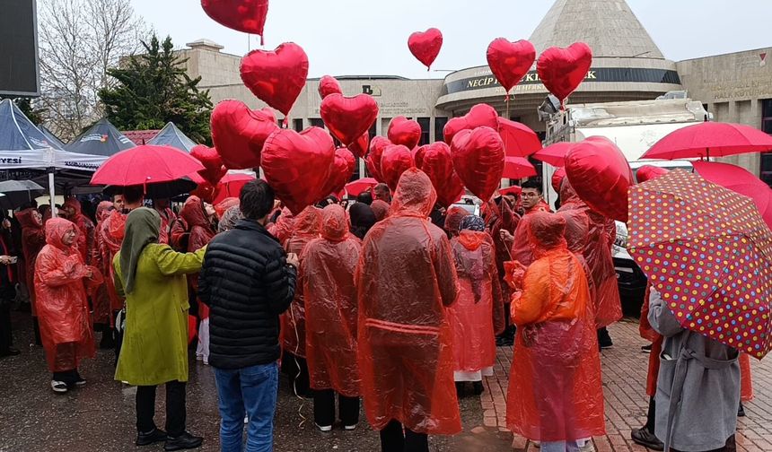 Kahramanmaraş'ta kalp balonlarıyla otizme dikkat çekildi