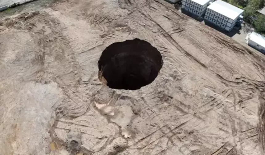 Hatay'da Deprem Sanılan Sarsıntı: İskenderun'da Obruk Oluştu