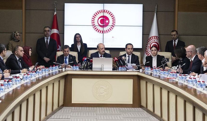 Sosyal medyaya ve doğum iznine yönelik düzenlemeleri de içeren kanun teklifi komisyonda kabul edildi