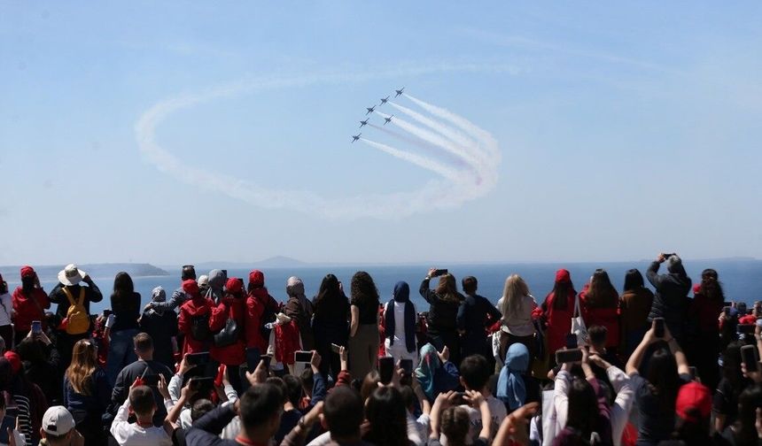 Türk Yıldızları, Çanakkale Şehitler Abidesi üzerinde gösteri uçuşu yaptı