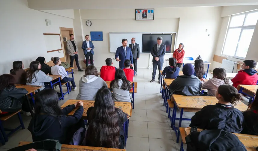 Hatay Valisi'nden Okullara Peş Peşe Ziyaret