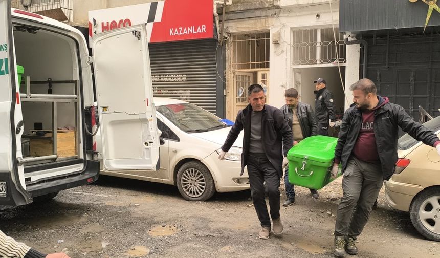 Yaşlı adam yalnız yaşadığı evde bıçaklanarak öldürüldü