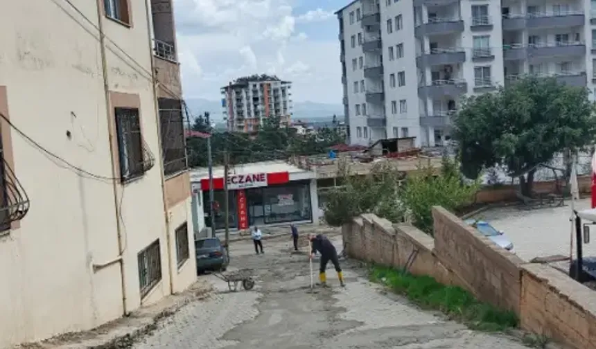 Hatay'da Sabırlar Taştı: Yapılmayan Yolu Vatandaş Onardı!