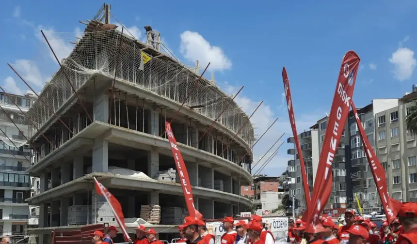 Hatay’da Geçim Derdi İşçi Bayramına Yansıdı: İşçiler Hem Yürüdü Hem Çalıştı!