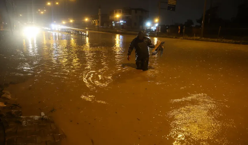 Hatay’da Sel Var, Tatil Yok: Çocuklar İçin Risk Kim Alacak?