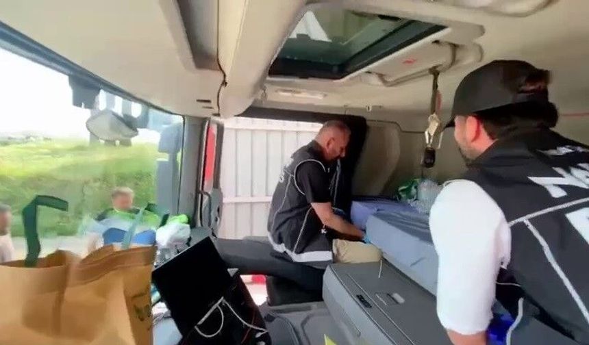 Hatay’da Tırın Gizli Bölmesinden Milyonluk Uyuşturucu Çıktı !