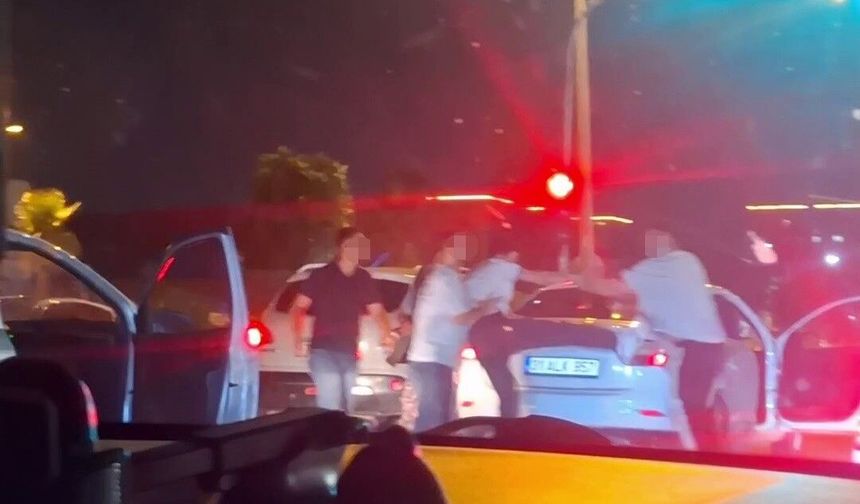 İskenderun’da Trafik Terörü: Tekmeli Yumruklu Kavga Kamerada
