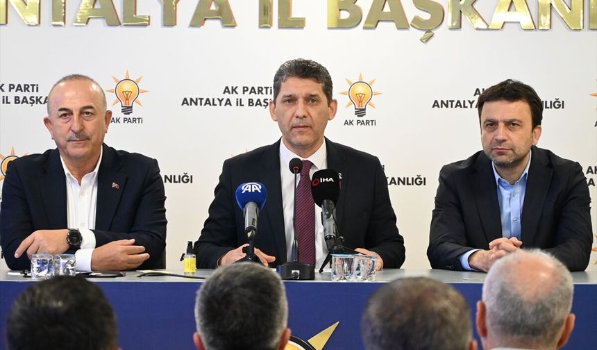 AK Parti'ye katılan Serik Belediye Başkanı ile meclis üyelerine rozetleri takıldı