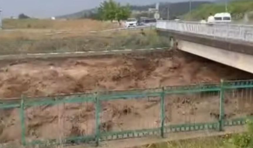 Hassa'da Korkutan Görüntü! Akbez Çayı Taşma Noktasına Geldi