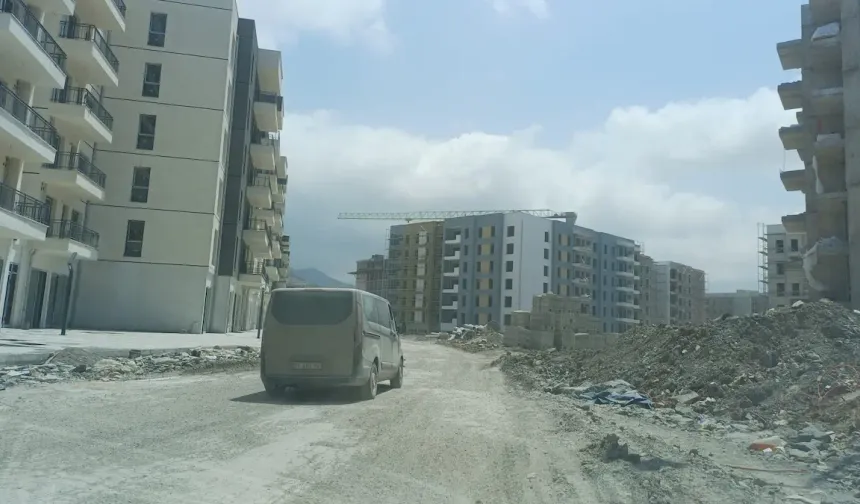 İnsanlık Mars’a Üs Kuruyor, Defne'nin Ay Sokağında Araçlar Çöküyor!