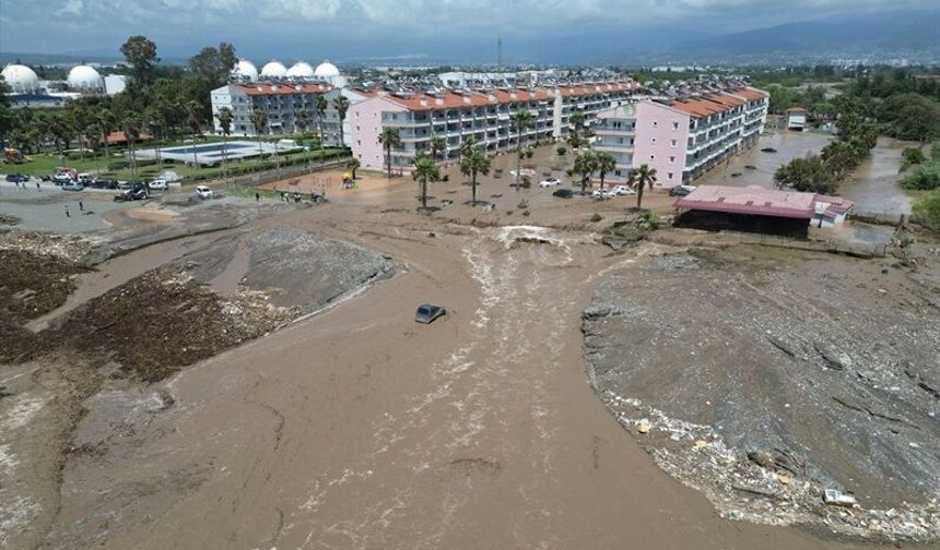 Hatay’da Kuvvetli Yağış Etkisini Gösterdi: Araçlar Sürüklendi, Evleri Su Bastı