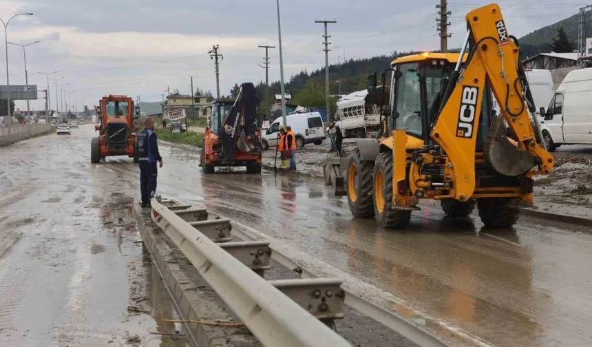 Hatay’da Şiddetli Yağış Ulaşımı Felç Etti: Antakya’da Çok Sayıda Yol Trafiğe Kapatıldı