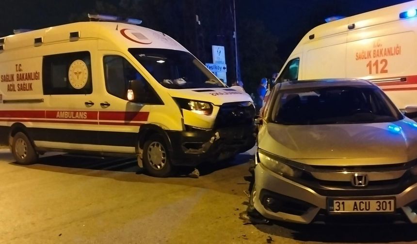 Hatay'da Ambulans ile Otomobil Çarpıştı: 6 Yaralı