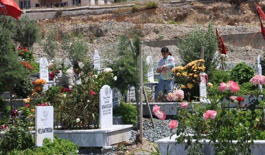 Hatay'da Deprem mezarlığında buruk anneler günü
