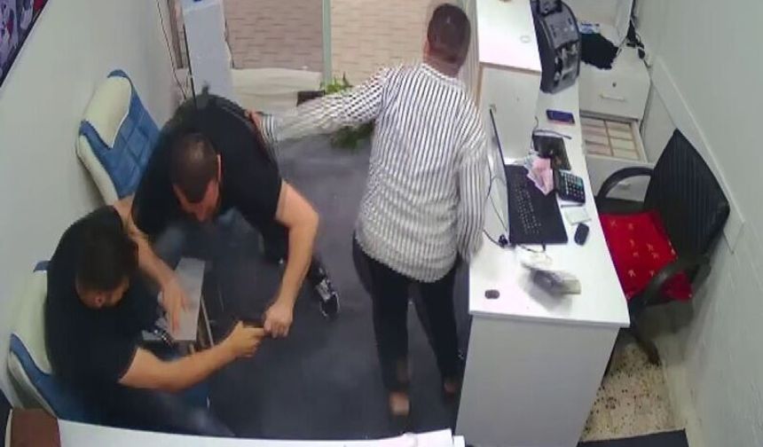 Hatay’da Döviz Bürosuna Silahlı Saldırı: Boğuşarak Ölümden Kurtuldular