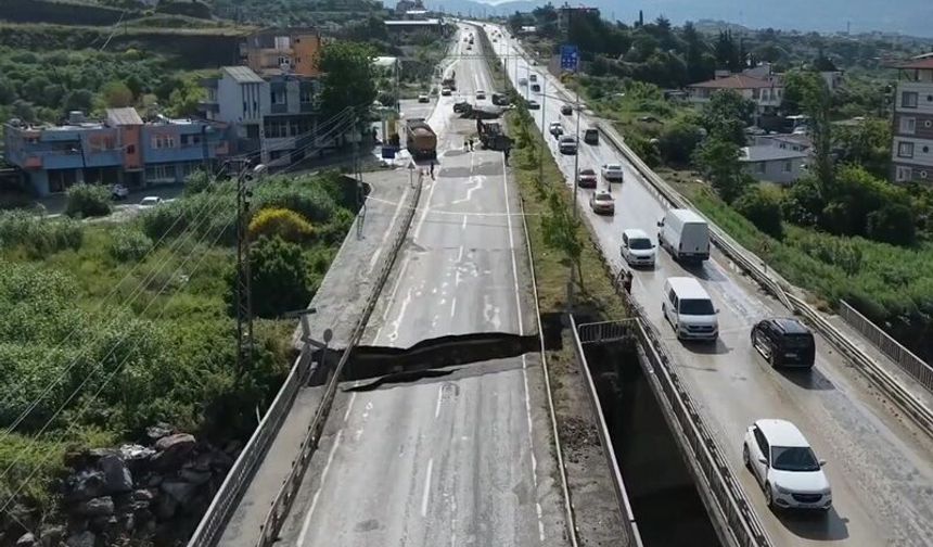Hatay’da Sel Sonrası Endişe: Köprünün Kalan Bölümü Bu Yükü Taşıyabilecek Mi?