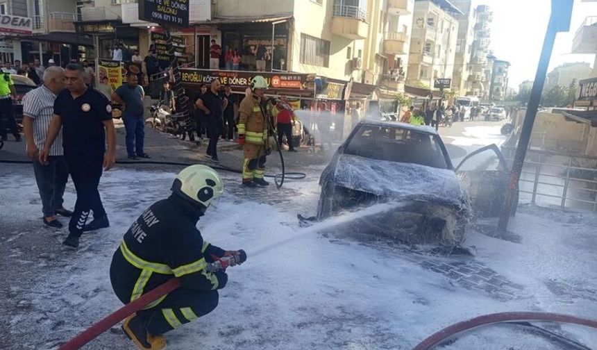 Hatay'da seyir halindeki otomobilin motoru alev aldı