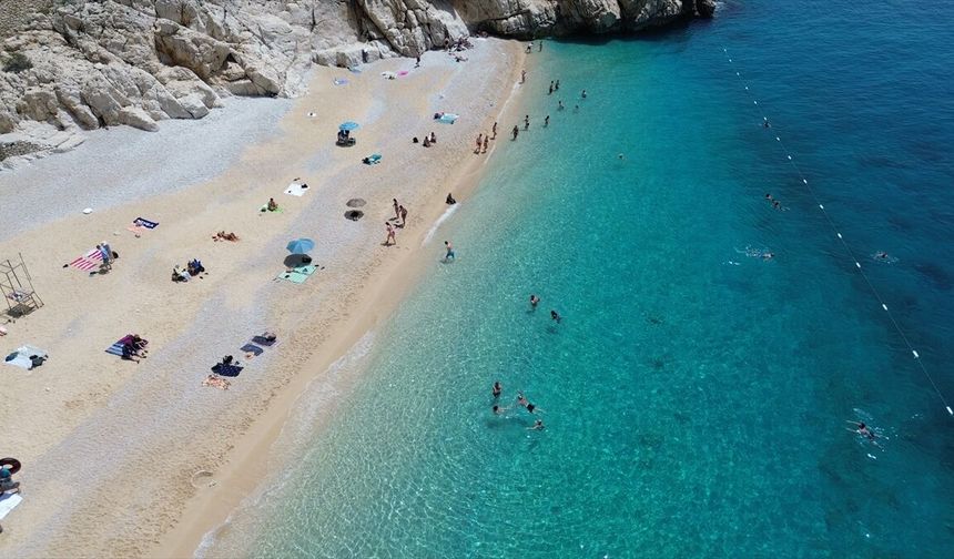 Kaputaş Plajı'na gelen tatilciler güzel havada denize girdi