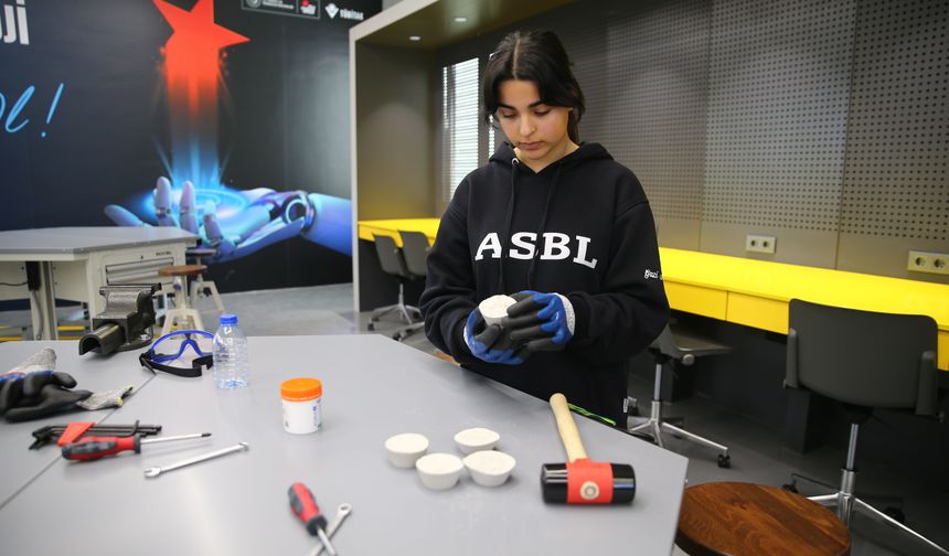 Liseli Nisagül, beton dayanıklılığını kabak lifiyle artırdığı projesiyle 3 ödül aldı