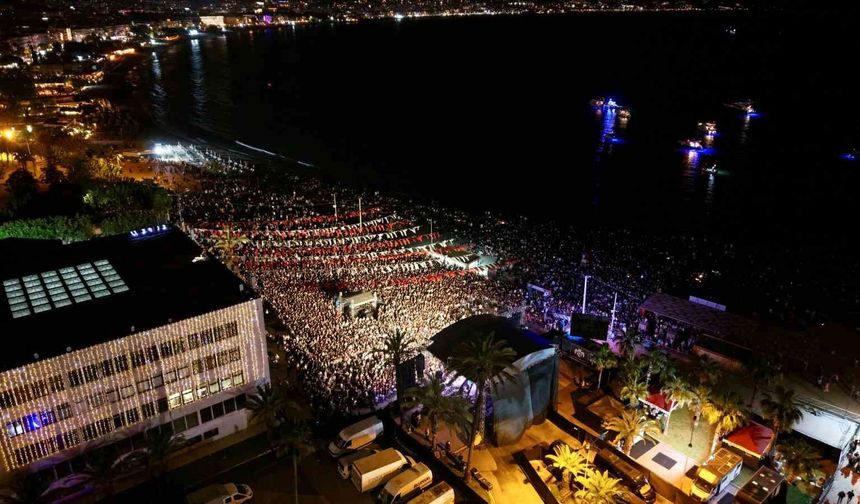 Melek Mosso Alanya'da festivalde sahne aldı