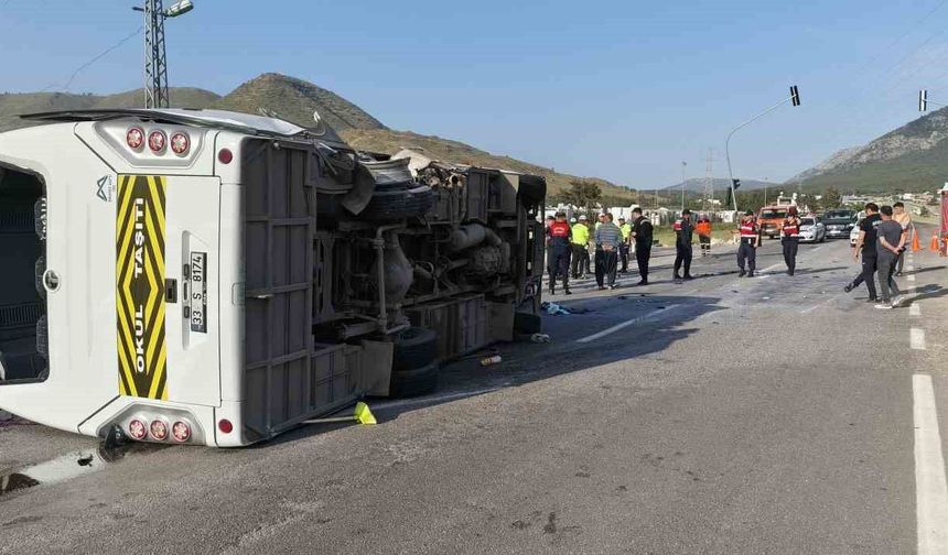 Mersin'de öğrenci servisi devrildi: 17 yaralı