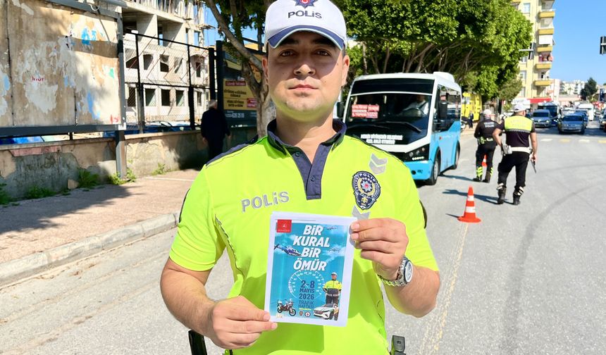 Mersin'de trafik polisleri sürücülere broşür, çocuklara çeşitli hediyeler dağıttı