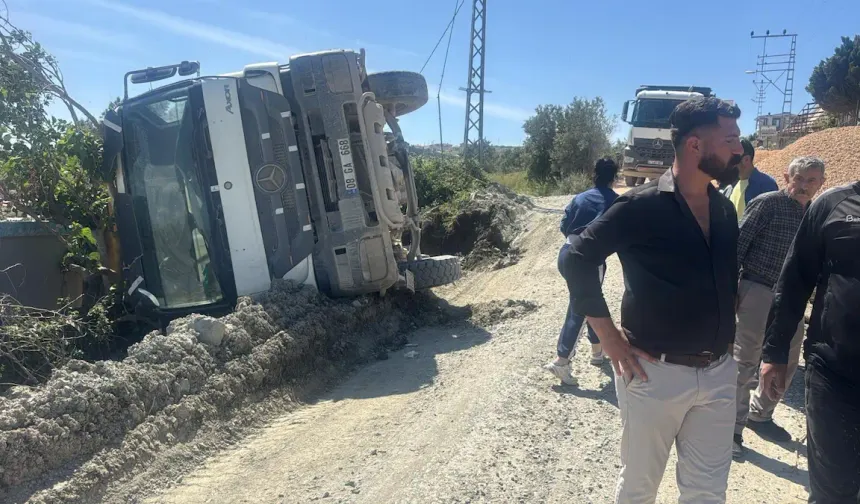 Vakıflıda Hafriyat Kamyonu Devrildi:  Vatandaş Uyarmıştı, Dikkate Alınmadı