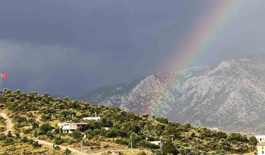Türk bayrağı ve gökkuşağı aynı karede buluştu