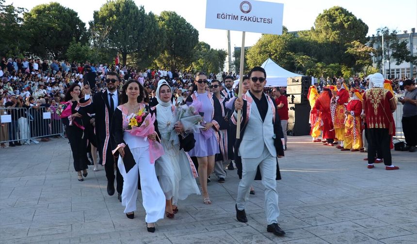 Hatay'da Binlerce Öğrencinin Büyük Günü: HMKÜ'de Kep Sevinci