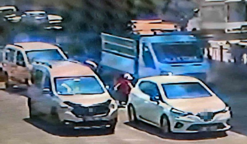 Adana'da feci kaza: Yolun karşısına geçerken iki aracın çarptığı çocuk hayatını kaybetti