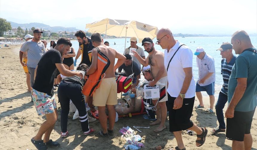 Alanya'da yüzerken boğulma tehlikesi geçiren kişiyi vatandaşlar kurtardı