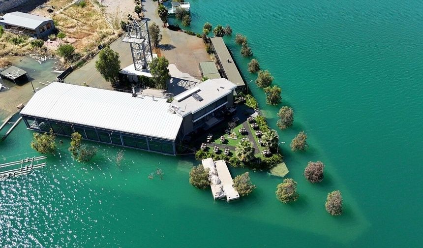 Atatürk Baraj Göleti çevresindeki bazı kafe ve lokantalar su altında kaldı