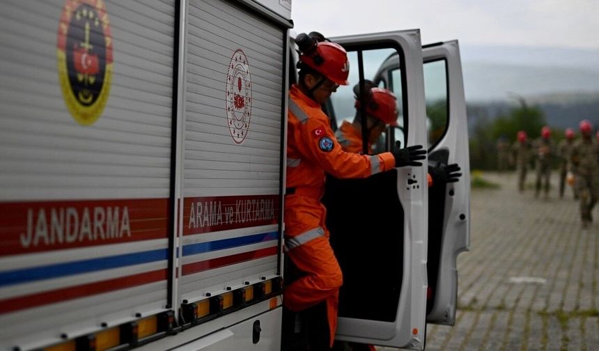 Bolu'da jandarma timleri zorlu şartlarda tatbikatlarla göreve hazırlanıyor