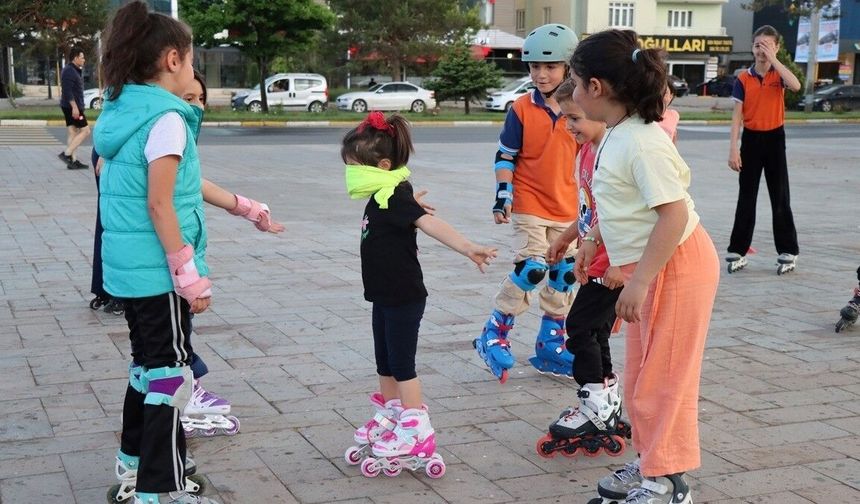 Ergan'ın çocuk kayakçıları yazın paten üzerinde oyunla formunu koruyor