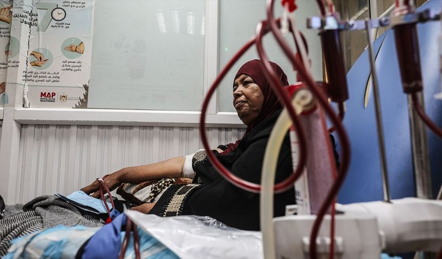 Gazze'de Aksa Şehitleri Hastanesi'ndeki diyaliz hastaları her an ölüm korkusuyla yaşıyor