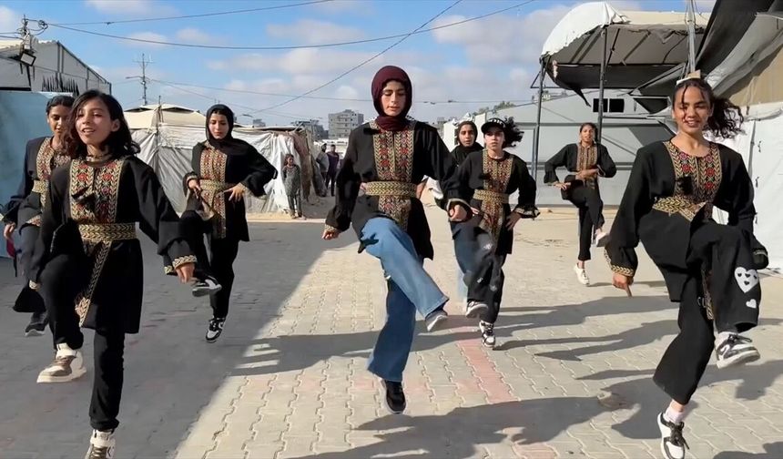 Gazzeli kız çocukları İsrail saldırılarının psikolojik etkilerini 'debke'yle atmaya çalışıyor