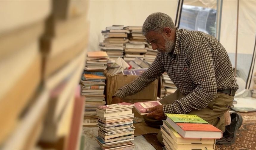 Gazzeli sahaf, evinin enkazından çıkardığı kitaplarla kütüphanesini yeniden oluşturdu